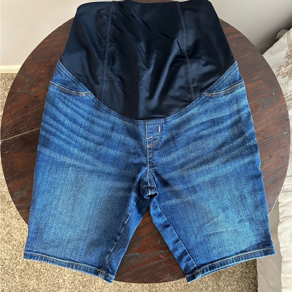 Isabel maternity by Ingrid & Isabel Bermuda short with belly band